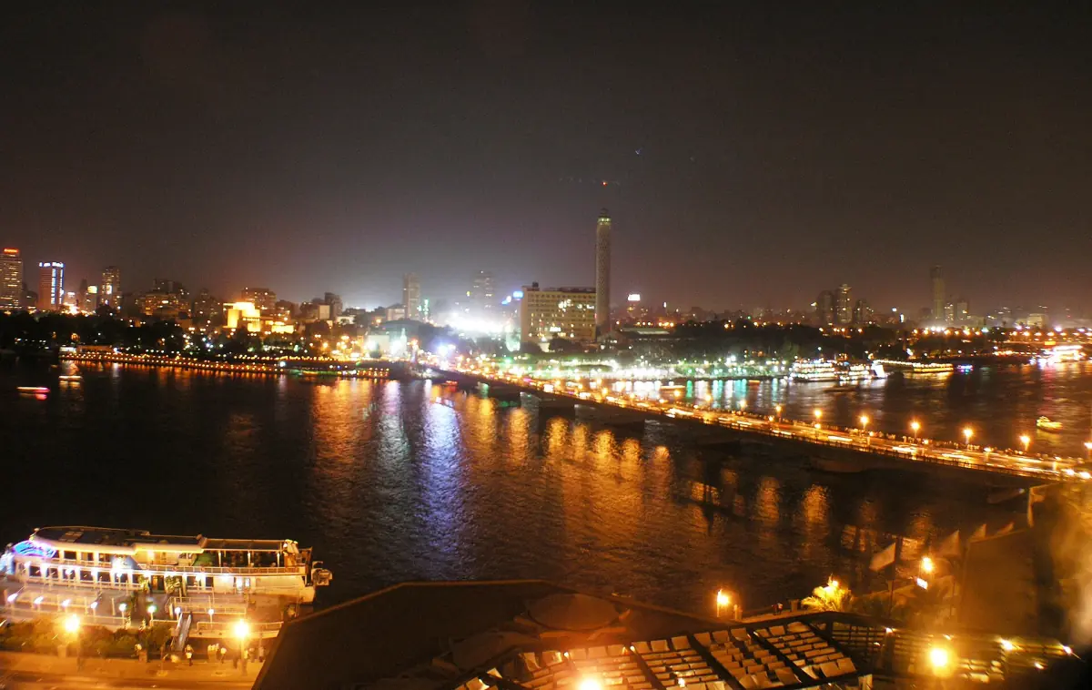 Die Nilbrücken von Kairo bei Nacht