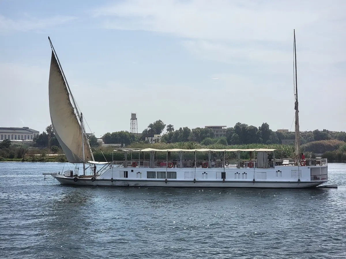 A dahabiya with two masts