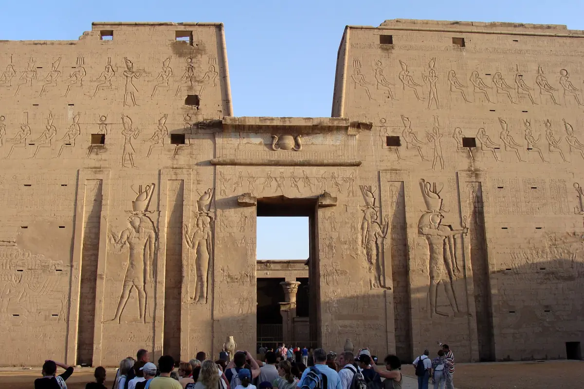 Der Pylon des Horus-Tempels von Edfu