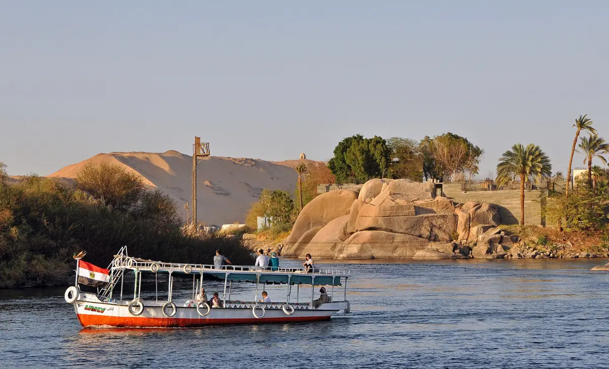 Ein Boot zwischen den Granitfelsen von Assuan