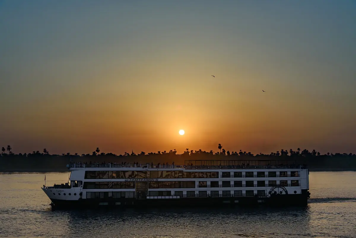 Ein Kreuzfahrtschiff auf dem Nil bei Sonnenuntergang