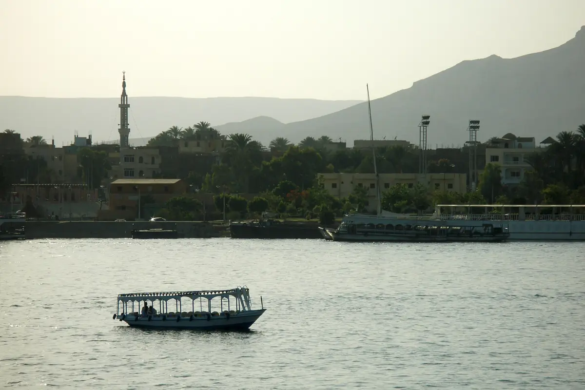 Ein Boot auf dem Nil bei Luxor